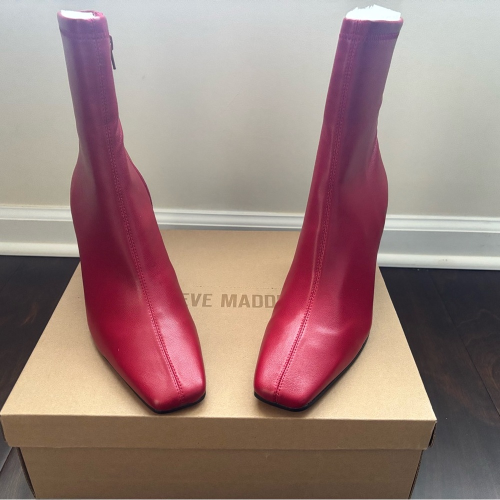 BRAND NEW!
Steve Madden
Vinka Block Heel Snip Toe Booties
Dark Red